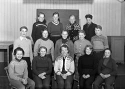 GR: 14 ELEVER M/FRØKEN KARI NILSEN, ENGERDAL FRAMHALDSSKOLE,