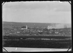 Oversiktbilde av Røros bergstad, med kirka og smeltehytta se