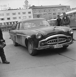 "DOLLARGLIS" C-24582 PÅ ØSTRE TORG, HAMAR. KNUT LANGDALEN OG