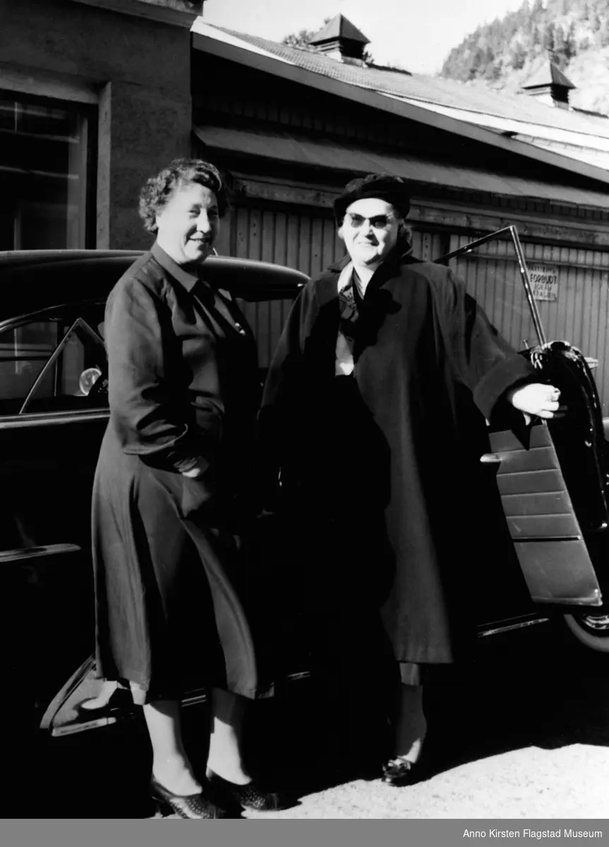 Kirsten Flagstad sammen med ukjent venninne ved en bil, sannsynligvis oldsmobile. 1955. Kirsten Flagstad with an unknown friend beside a car, probably an oldsmobile. 1955. 