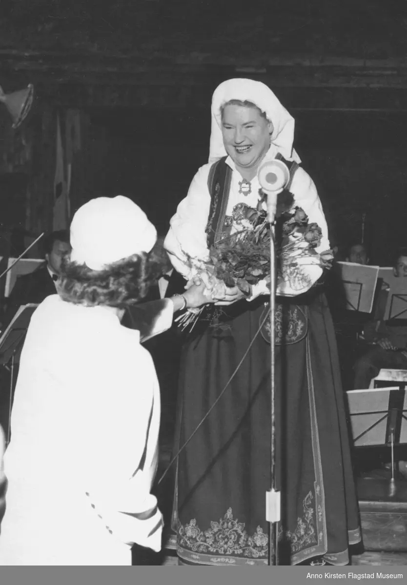 Kirsten Flagstad etter konsert i forbindelse med Bjørnstjerne Bjørnson jubileum i Molde 7. august 1957. Kirsten Flagstad after a concert at the Bjørnstjerne Bjørnson anniversary in Molde 7 august 1957. 