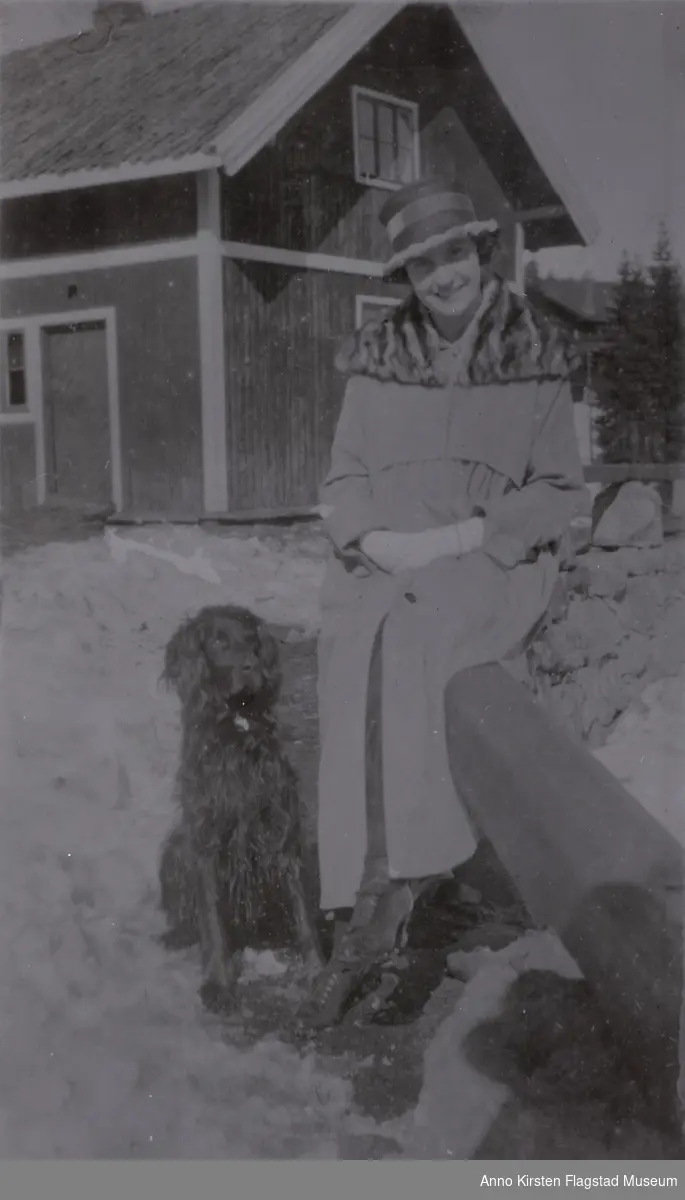 Kirsten Flagstad med hunden sin 1919. Kirsten Flagstad with her dog 1919. 