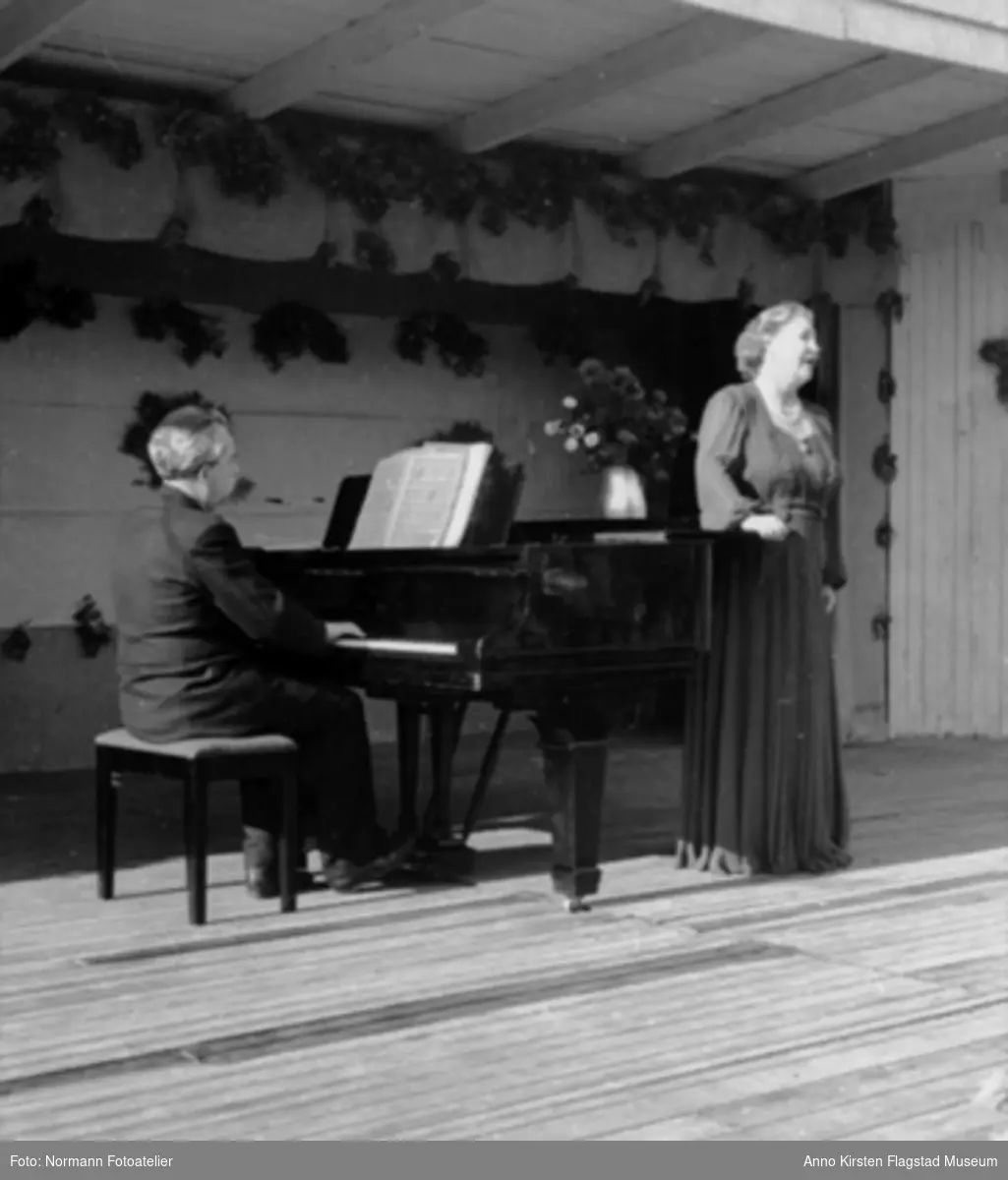 Kirsten Flagstad synger ved en friluftskonsert på Domkirkeodden, Hamar 30. august 1953. Ved klaveret Amund Raknerud. Kirsten Flagstad at an open air recital at Domkirkeodden, Hamar 30. August 1953. Amund Raknerud at the piano. 