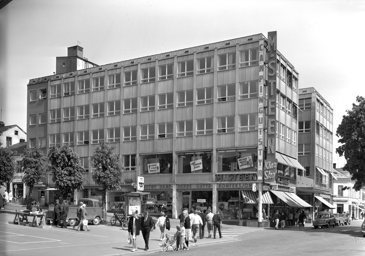 M. Steen bygget i Strandgata 71, Hamar. "Casablanca". Bygget ble tegnet av arkitekt Rolf Prag. Foto Normann 17. 06. 1964. 