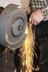 Sliping av merkeøks i Knudsen-smia i Mjøndalen i Nedre Eiker