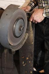 Sliping av merkeøks i Knudsen-smia i Mjøndalen i Nedre Eiker