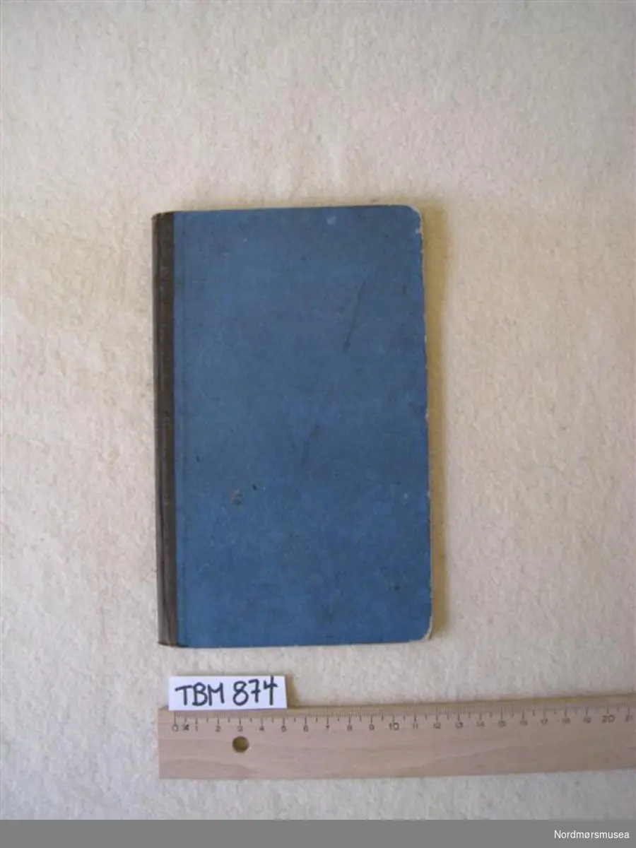 Lita bok med blått stivbind og svart sjirtingrygg
Gotisk skrift