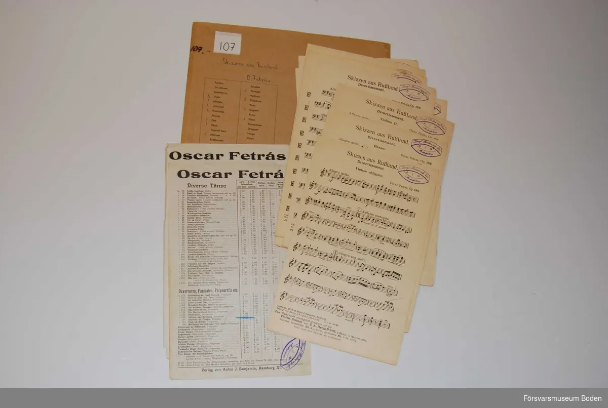 Häfte innehållande orkesterstämmor till Skizzen aus Russland, Op.188 av Oscar Fetrás (1854-1931). Häftet innehåller också förlagets förteckning över noter till andra verk av Fetrás.
