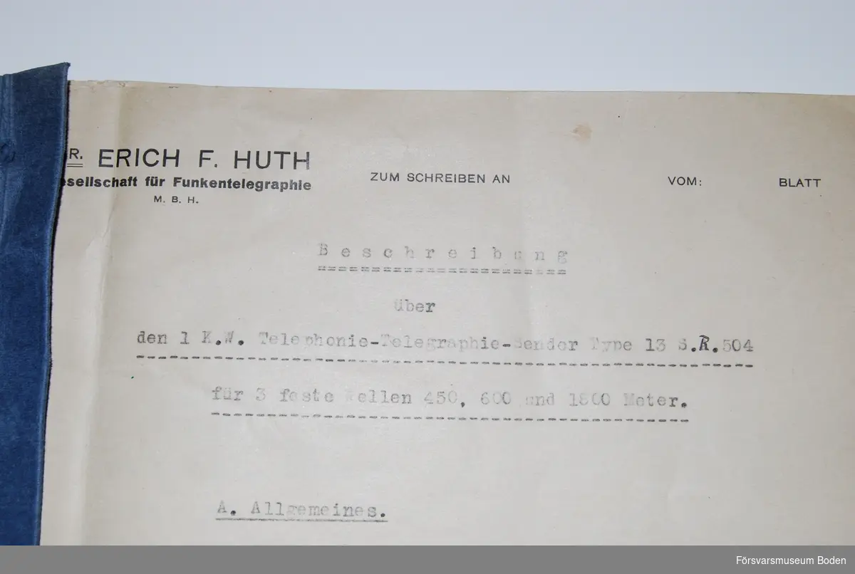 Häfte med 10 sidor som hör till den sändare från firma Dr. Erich F. Huth som installerades vid Boden Radio i början av 1920-talet. Skriven på tyska och innehåller en beskrivning av utrustningen samt handhavande. Innehåller hänvisningar till bildbilaga, vilken saknas. Se även FMB.000011.