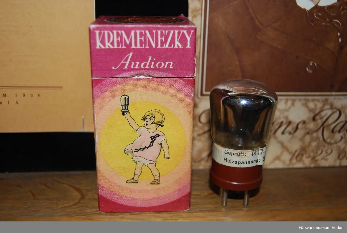 Elektronrör av fabrikat Kremenezky. Äldre typ från 1920-talet med 4-stiftssockel. Med förpackning.