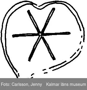 KLM 44450:22 Taktegel, av tegel, fragment. Ursprungliga mått kan inte mätas. Enkupigt oglaserat vingtegel, handslaget. Stämpel på klackens nacke: stjärna inom hjärta. Tillverkad, troligen av tegelbruket Gross Wesenberg.