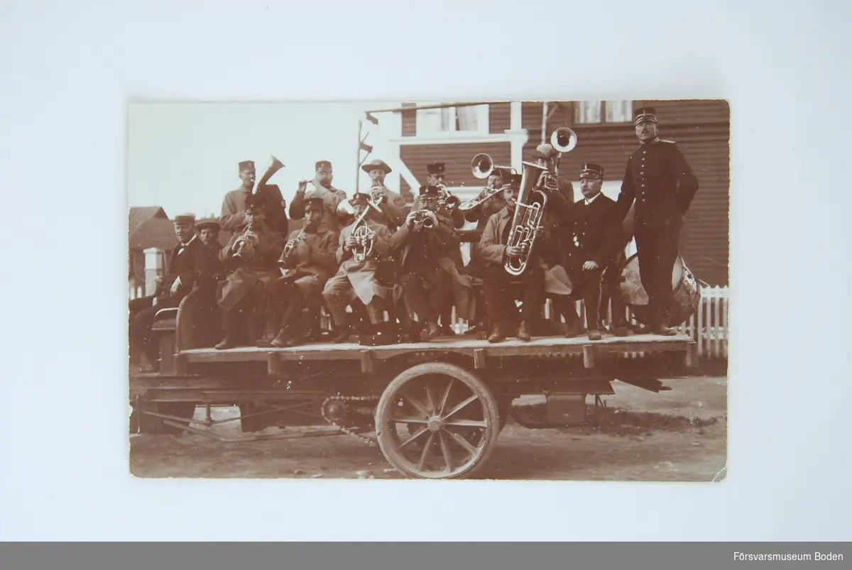 Vykort med foto föreställande Norrbottens regementes musikkår med musikdirektör Verner Sundgren på lastbilsflak.