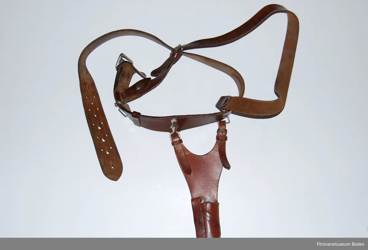 Brunt läder med beslag av rostfritt stål. Med axelrem och hylsa för bajonett m/1896.
