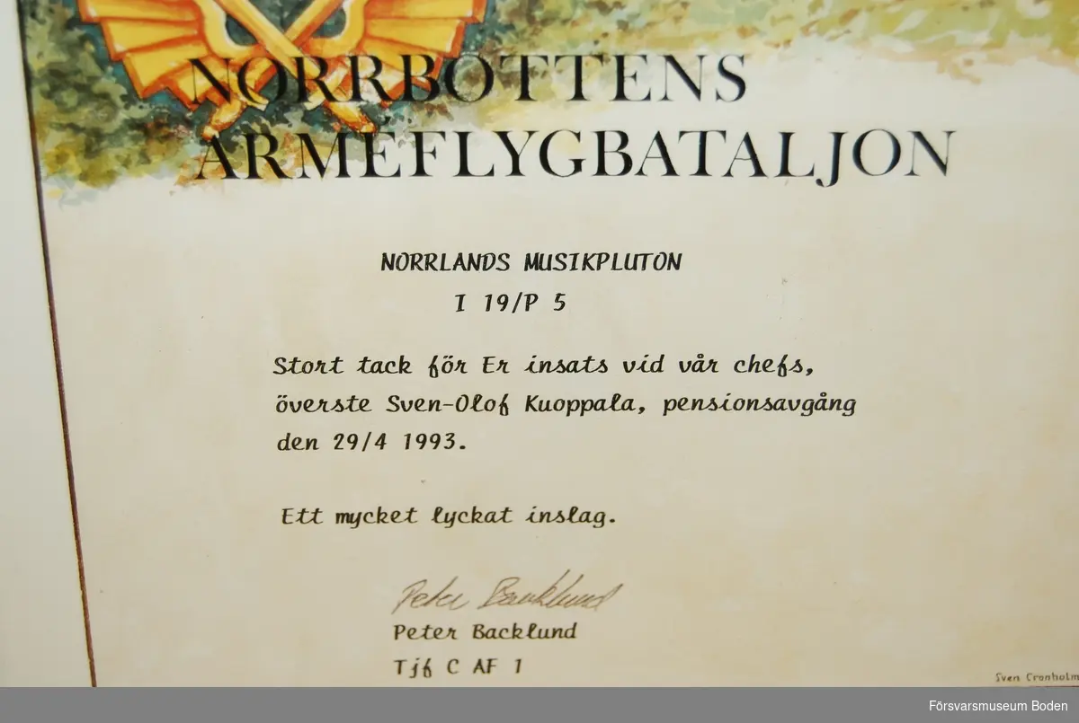 Gåva till Norrlands musikpluton I 19/P 5 efter deltagande vid avtackningen av C AF 1 Sven-Olof Kuoppala 29/4 1993. Ramens yttermått 23 x 31,5 cm. Program på baksidan.
