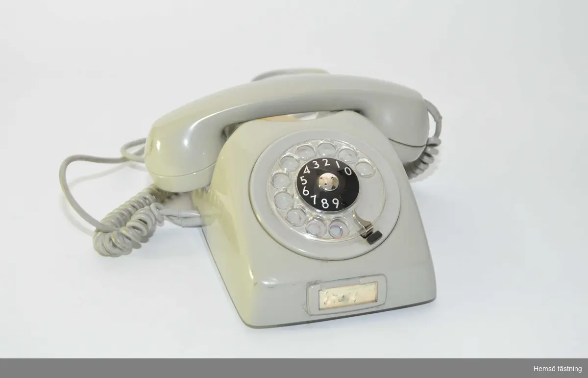 Telefon; modell TELI Dialog, tillverkad i metall och bakelit