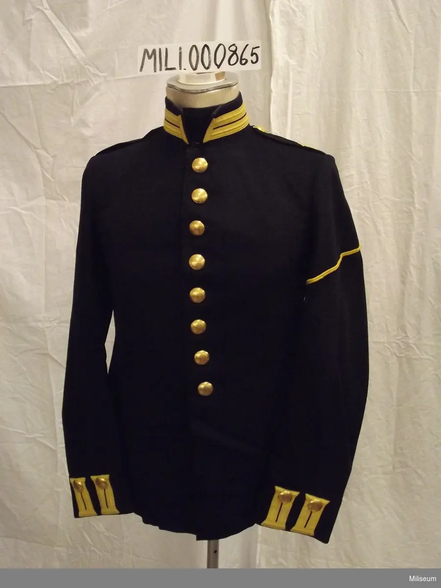 Vapenrock m/1886 för manskap vid infanteriet. 
Galon utvisande godkänd vicekorpralsutbildning.