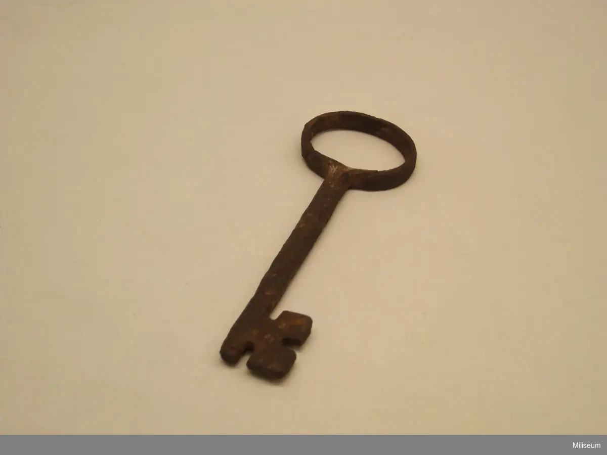 Nyckel till Jönköpings slott. 
Nyckeln gick, enligt traditionen, till en av byggnaderna på slottets förborg.