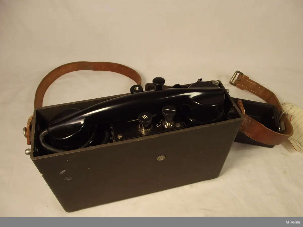 Fälttelefon m/1937A

Tillbehör: Extra hörtelefon, handmikrotelefon, skruvmejsel och induktorvev