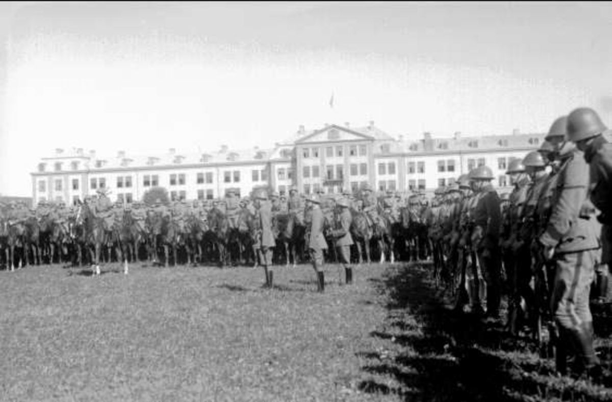 Regementet-dels till häst dels till fotsuppställt söder kasern för korum vid kamratföreningens besök 1931.