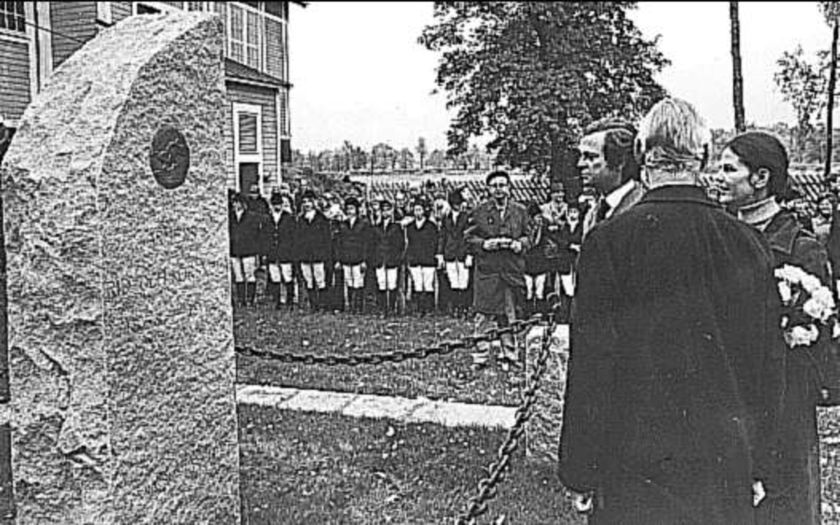Kungen och drottningen besöker ridskolan i Strömsholm. Här förevisas minnesstenen av den militära ridskolan av f.d. översten Nyblaeus.