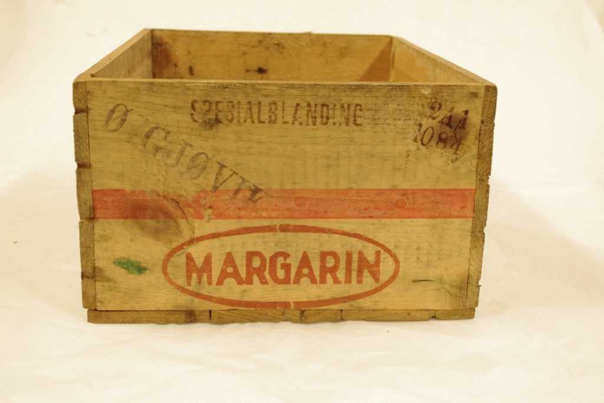 Rektangulær trekasse for oppbevaring av margarin.