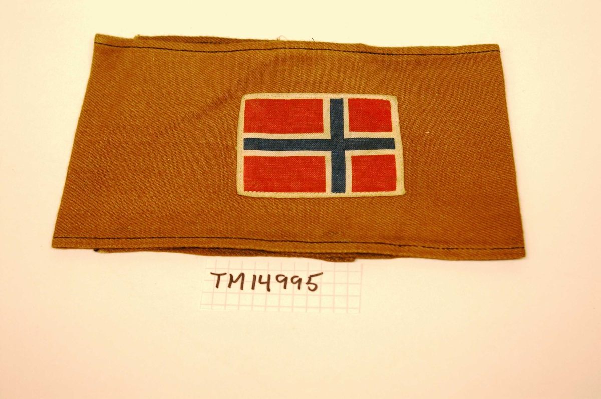 Rektangulær stoffbit påsydd det norske flagg, brukt av hjemmestyrkene.