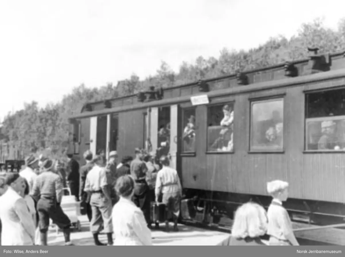 Trengsel ved påstigning på toget til Hønefoss