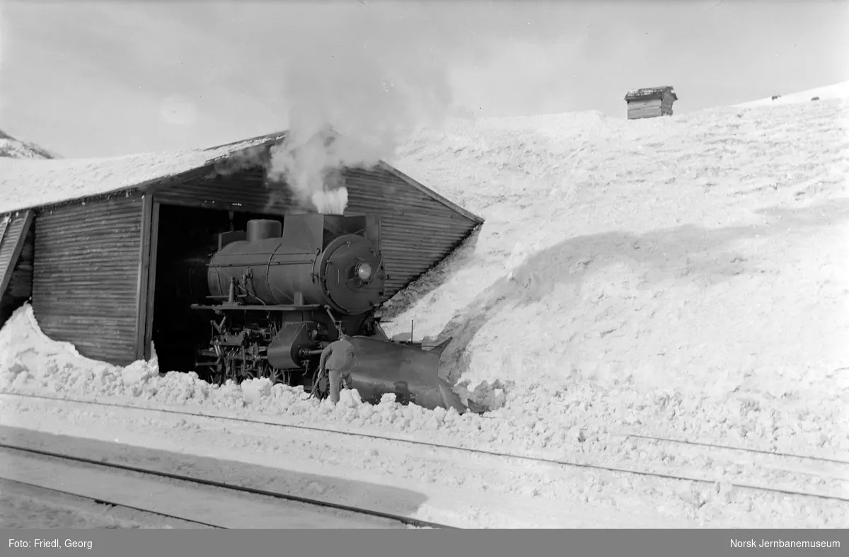 Damplokomotiv type 31a nr. 320 ved snørydding på Finse stasjon