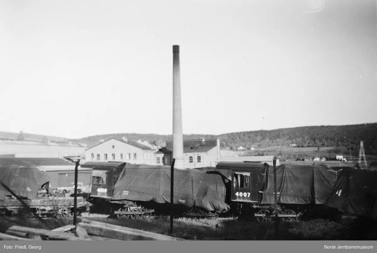 Innkjøpte amerikanske damplokomotiver nr. 4010 og 4007, demonterte og opplastede på vogner, på Verkstedet Grorud