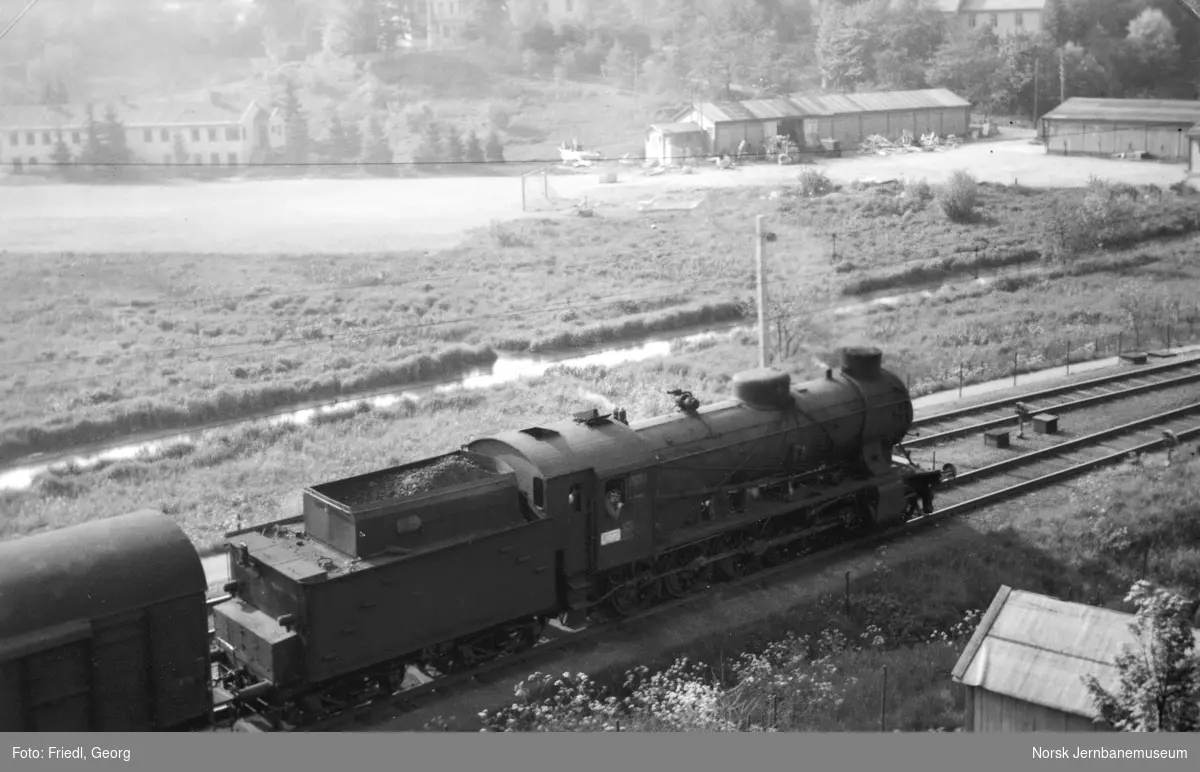 Damplokomotiv type 39a nr. 170 foran godstog til Voss på Minde stasjon