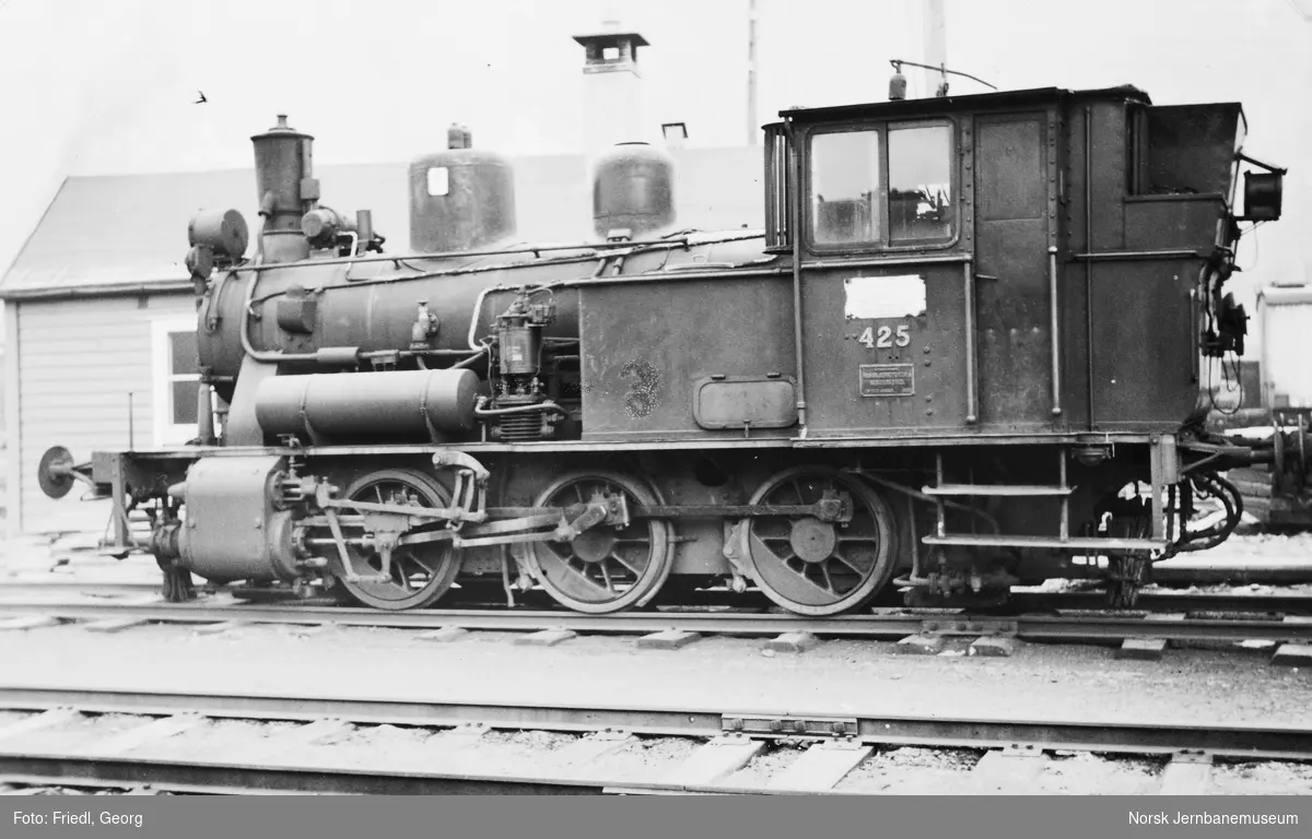 Damplokomotiv type 25d nr. 425 på Bergen stasjon