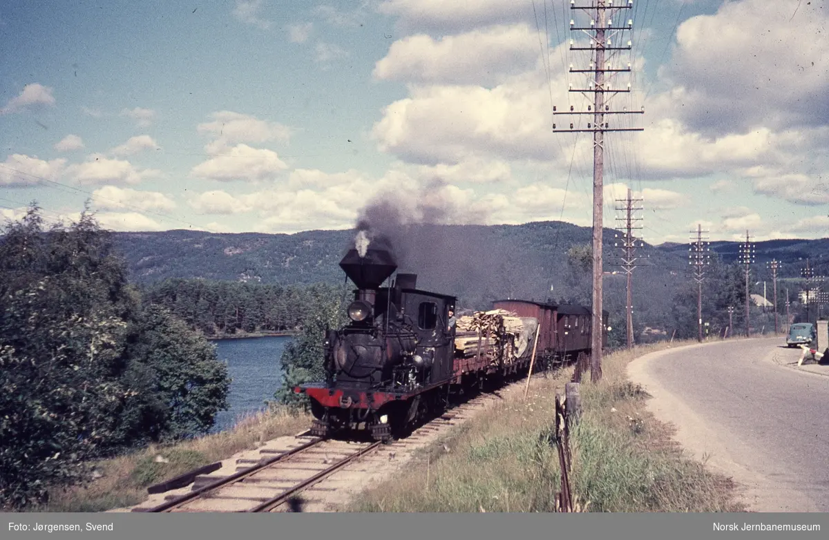 Godstog 5662, trukket av damplokomotiv nr. 2, ved innkjøring til Evje stasjon nordfra