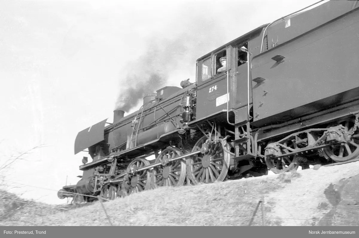 Damplokomotiv type 30a nr. 274 i passerende tog ved Buenget