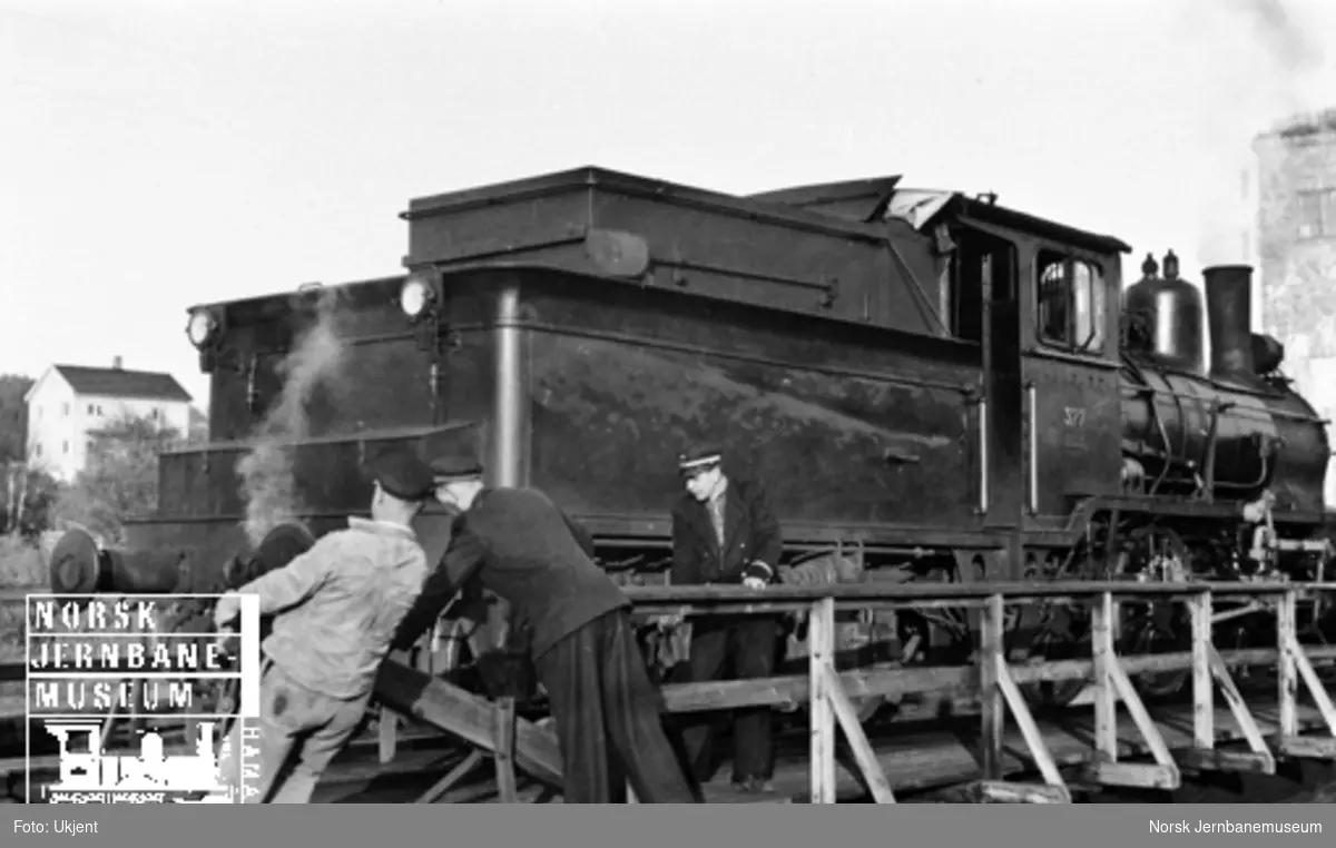Namsos stasjon : damplokomotiv type 21c nr. 377 fra tog 2461 vendes på svingskiva