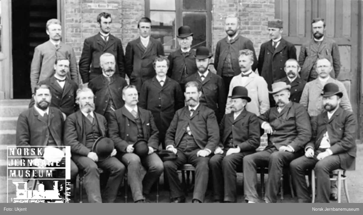 Gruppebilde av 21 menn, administrasjonspersonale i 2. distrikt, Drammen, 1895