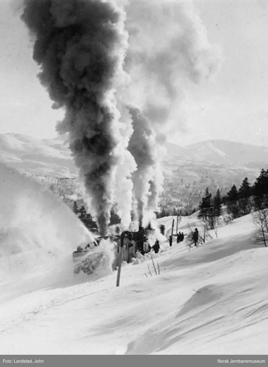 Roterende snøplog i arbeid for første gang i Raundalen i 1908
