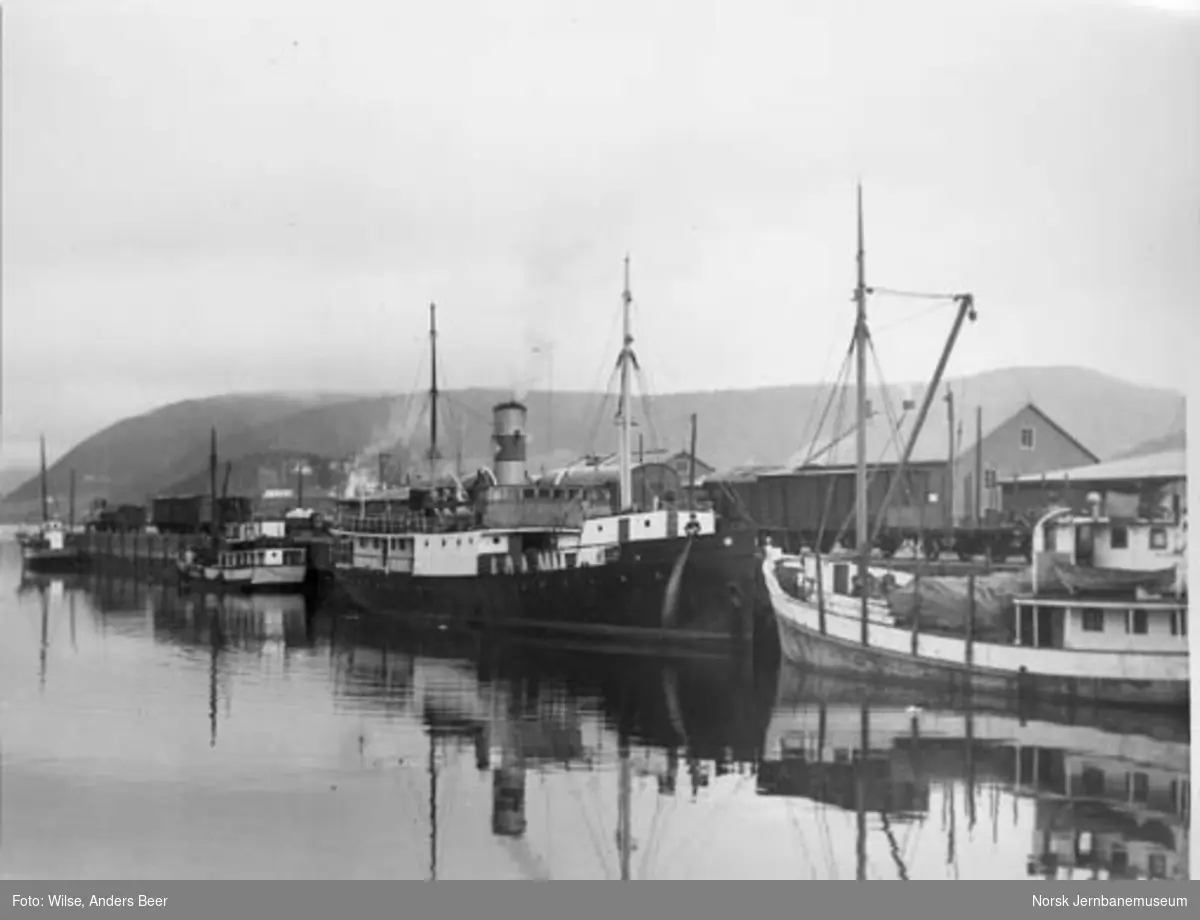 Jernbanekaia i Mosjøen med dampbåten "Bogøy" fra Ofoten Dampskibsselskab