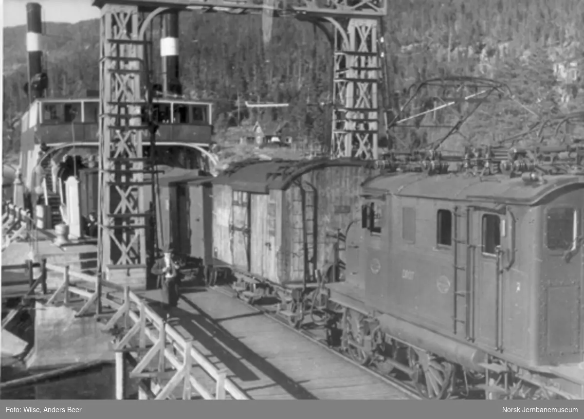 Fergeskifting på Tinnoset, D/S Ammonia ved kai, elektrisk lokomotiv El 1 nr. 2007 skifter