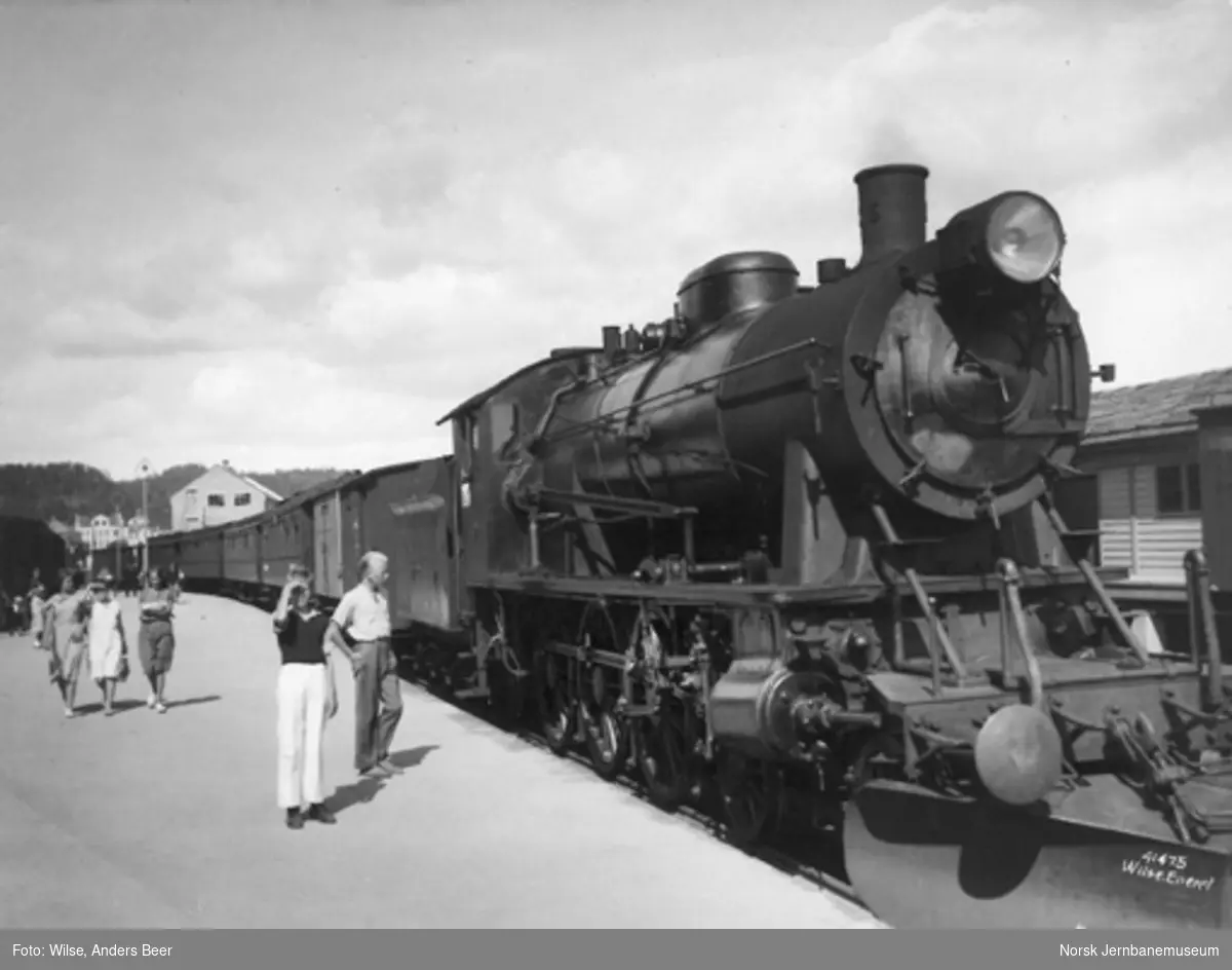 Kragerø stasjon med persontog trukket av damplokomotiv type 30a nr. 316