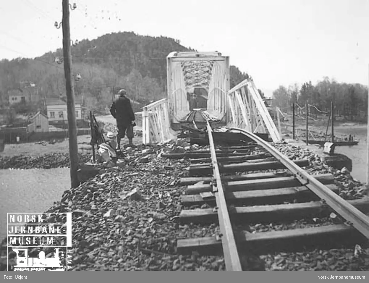 Bru over Sireåa skadet etter krigsoperasjonene i april 1940