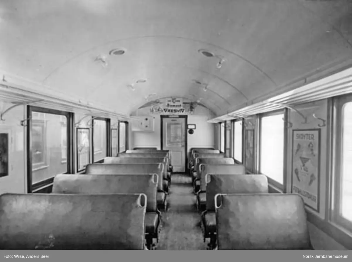 Interiørbilde fra lokaltogsvogn litra Co4c nr. 18806 med ny belysning