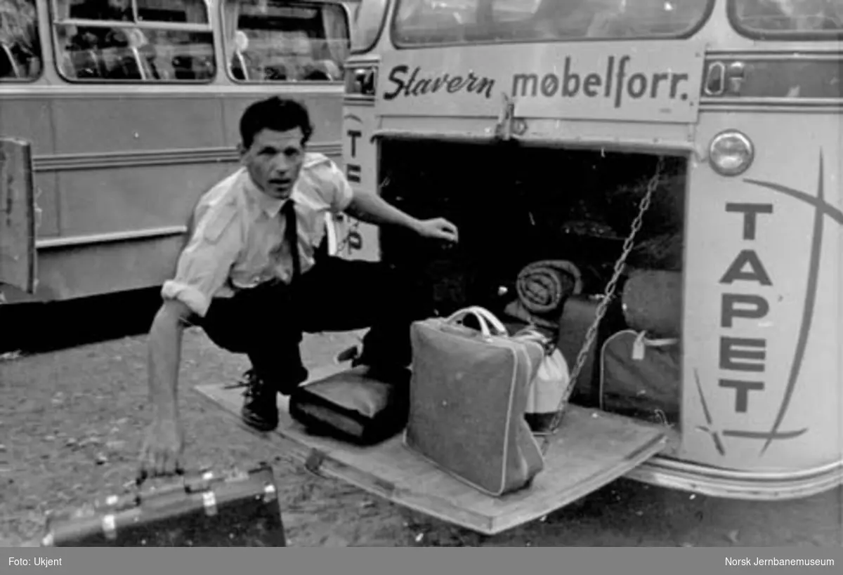 NSB Lågendalsruten : sjåfør Johan Søndreeng laster bagasje i bussens bagasjerom
