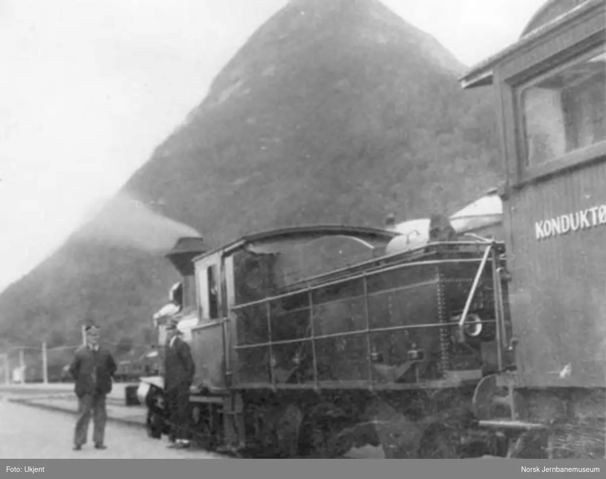 Damplokomotiv type 9a nr. 45 foran småtog ved ankomst Åndalsnes stasjon