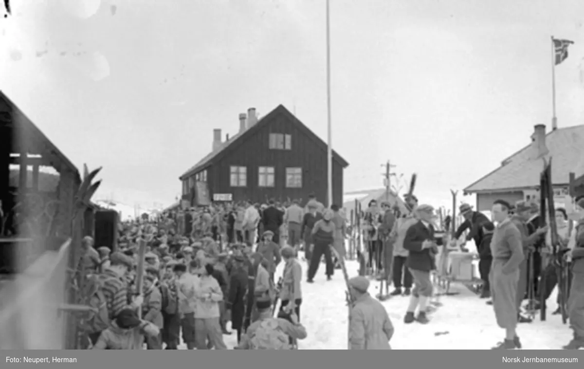 Skiturister ankommer Finse stasjon, utlasting av ski