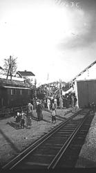 Åpningstoget for normalspor er ankommet Grimstad stasjon, tr