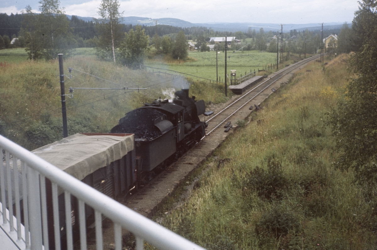 Damplokomotiv type type 24b nr. 264 med godstog fra Skreia til Eina ved Bruflat holdeplass på Gjøvikbanen.