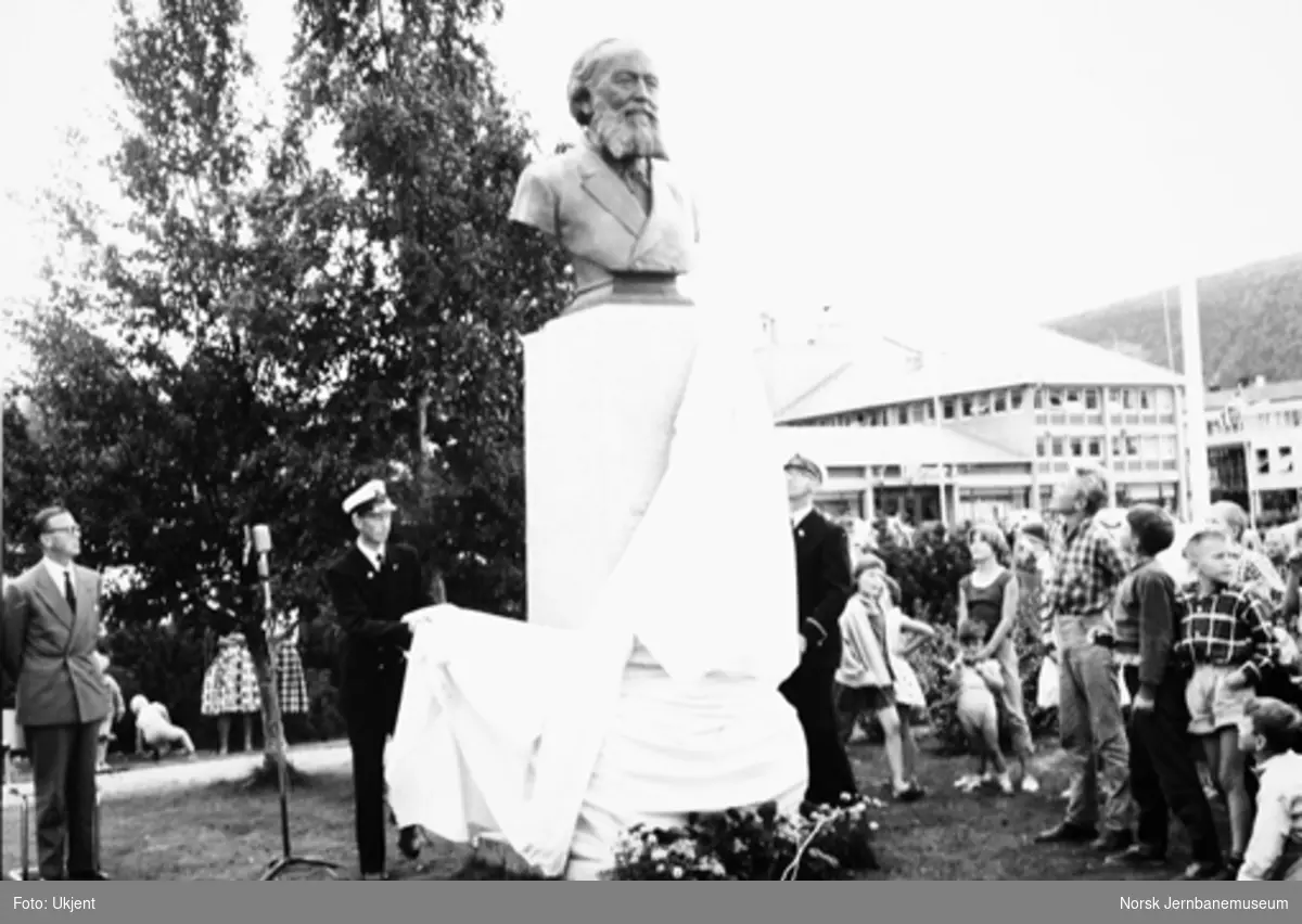 Statuen over Ole Tobias Olsen ved avdukingen i Mo i Rana