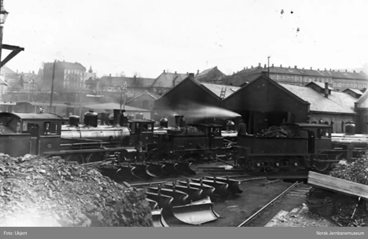 Damplokomotiver foran lokomotivstall på Oslo Ø