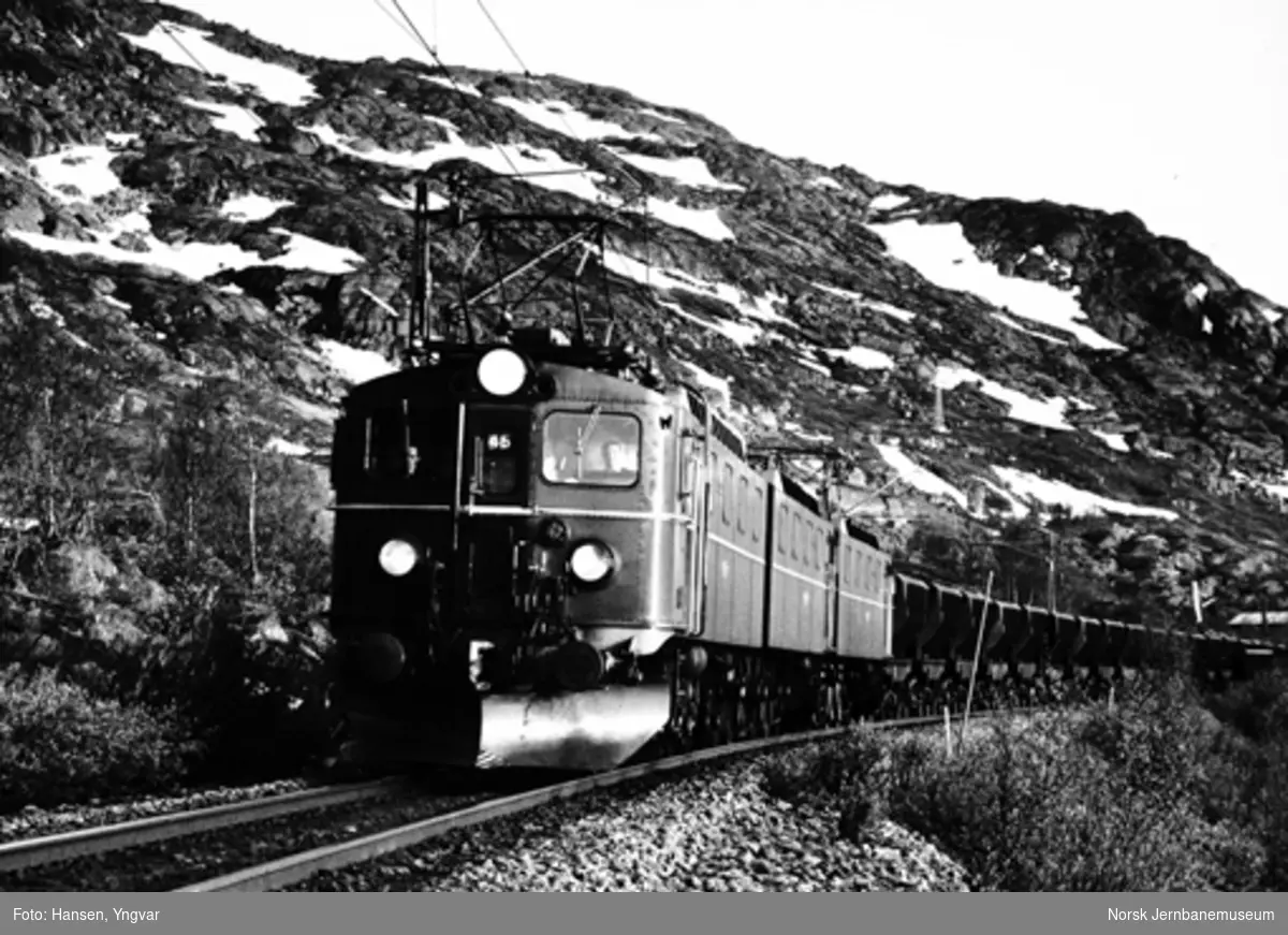 Elektrisk lokomotiv El 12 med malmtog like øst for Riksgränsen holdeplass