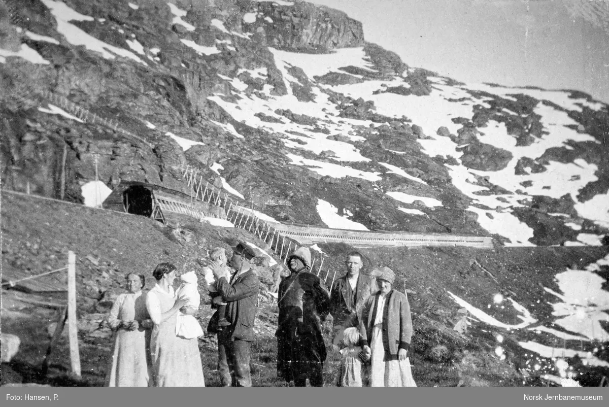 Beboerne i vokterbolig mellom Myrdal og Hallingskeid med banemester Romslo og linjen i bakgrunnen